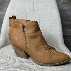 DOLCE VITA - KIKI Size 8.5 Tan Ankle Boots with Side Zipper